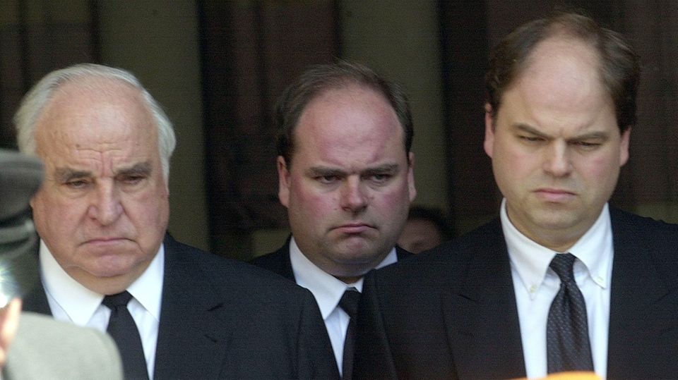 Helmut Kohl mit seinen Söhnen Walter und Peter (v.l.n.r.) nach der Trauerfeier für Hannelore Kohl im Juli 2001
