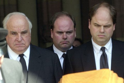 Helmut Kohl mit seinen Söhnen Walter und Peter (v.l.n.r.) nach der Trauerfeier für Hannelore Kohl im Juli 2001