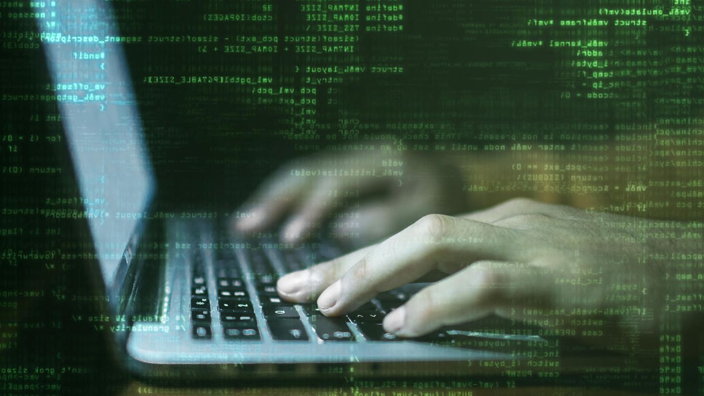 Zwei Hände tippen auf einer Notebook-Tastatur