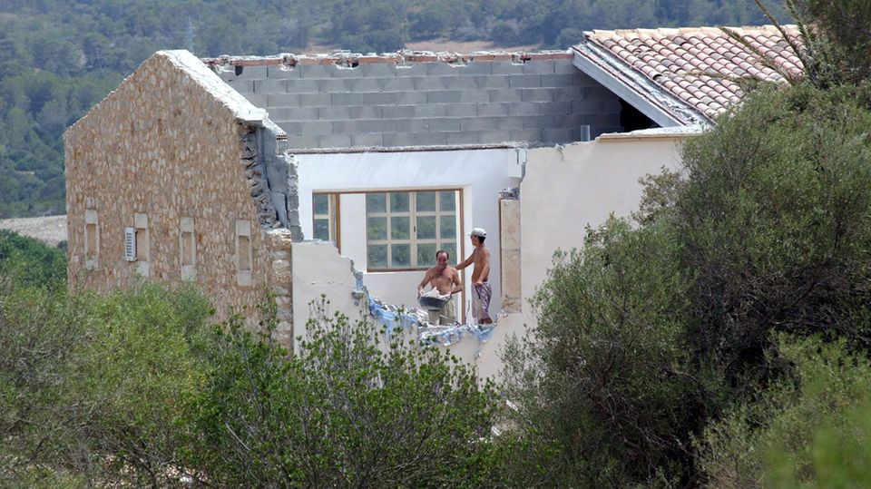 Arbeiter beim Teilabriss der Becker-Finca