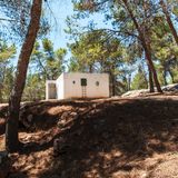 Nach israelischem Gesetz muss jeder Einwohner Zugang zu einem Schutzraum haben. Dementsprechend viele Bunker gibt es überall im Land. Die Fotos von Adam Reynolds zeugen von einem Alltag zwischen permanenter Bedrohung und entspannter Normalität.