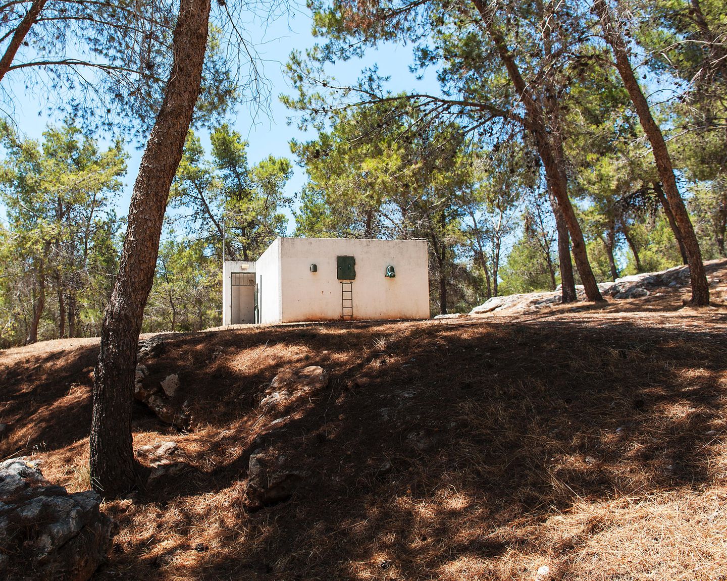 Zwischen Angst und Pragmatismus: Nach israelischem Gesetz muss jeder Einwohner Zugang zu einem Schutzraum haben. Dementsprechend viele Bunker gibt es überall im Land. Die Fotos von Adam Reynolds zeugen von einem Alltag zwischen permanenter Bedrohung und entspannter Normalität. Nach israelischem Gesetz muss jeder Einwohner Zugang zu einem Schutzraum haben. Dementsprechend viele Bunker gibt es überall im Land. Die Fotos von Adam Reynolds zeugen von einem Alltag zwischen permanenter Bedrohung und entspannter Normalität.