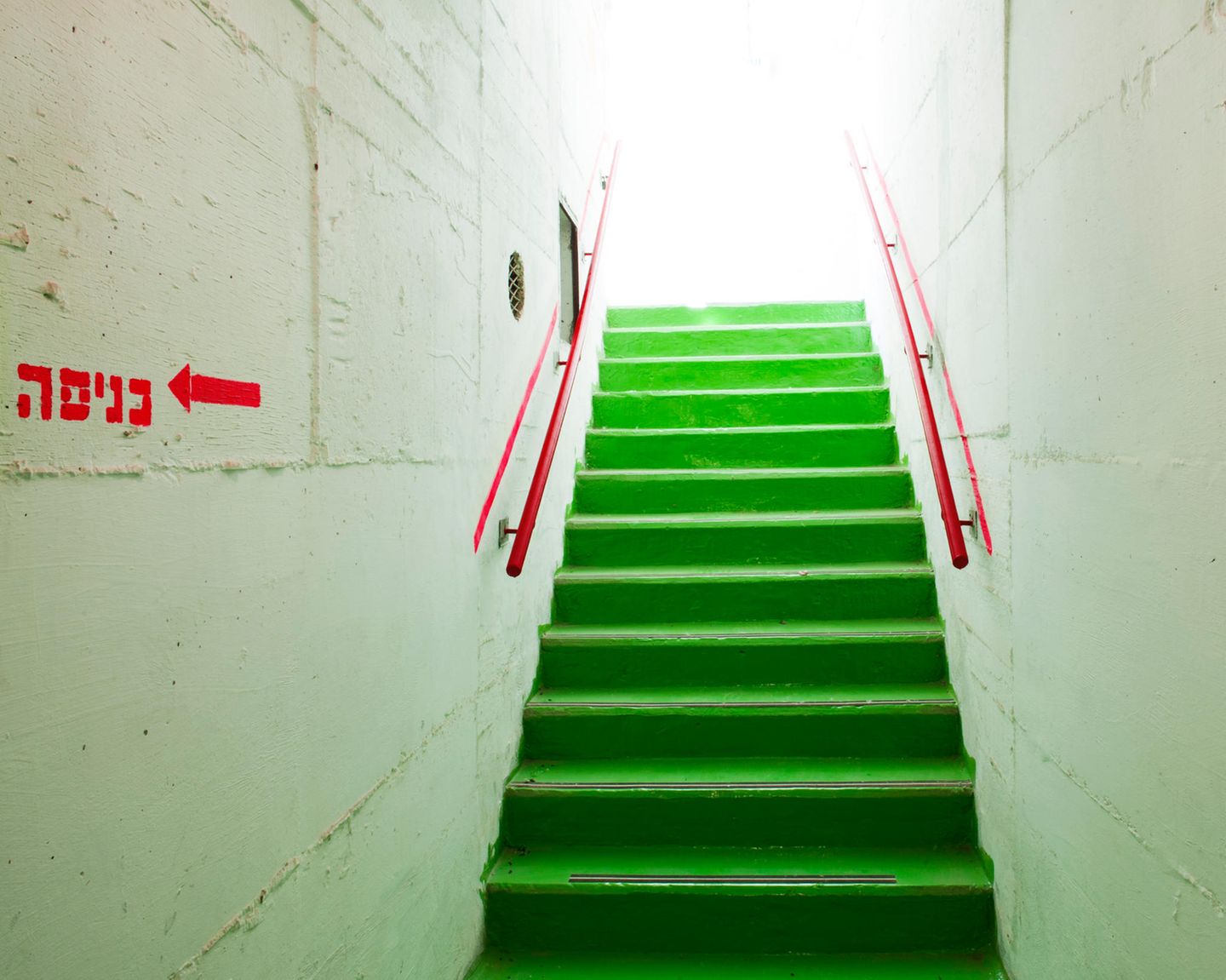 Eine grüne Treppe führt bei diesem Gebäude in Haifa in die schützenden Räumlichkeiten des Bunkers