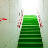 Eine grüne Treppe führt bei diesem Gebäude in Haifa in die schützenden Räumlichkeiten des Bunkers