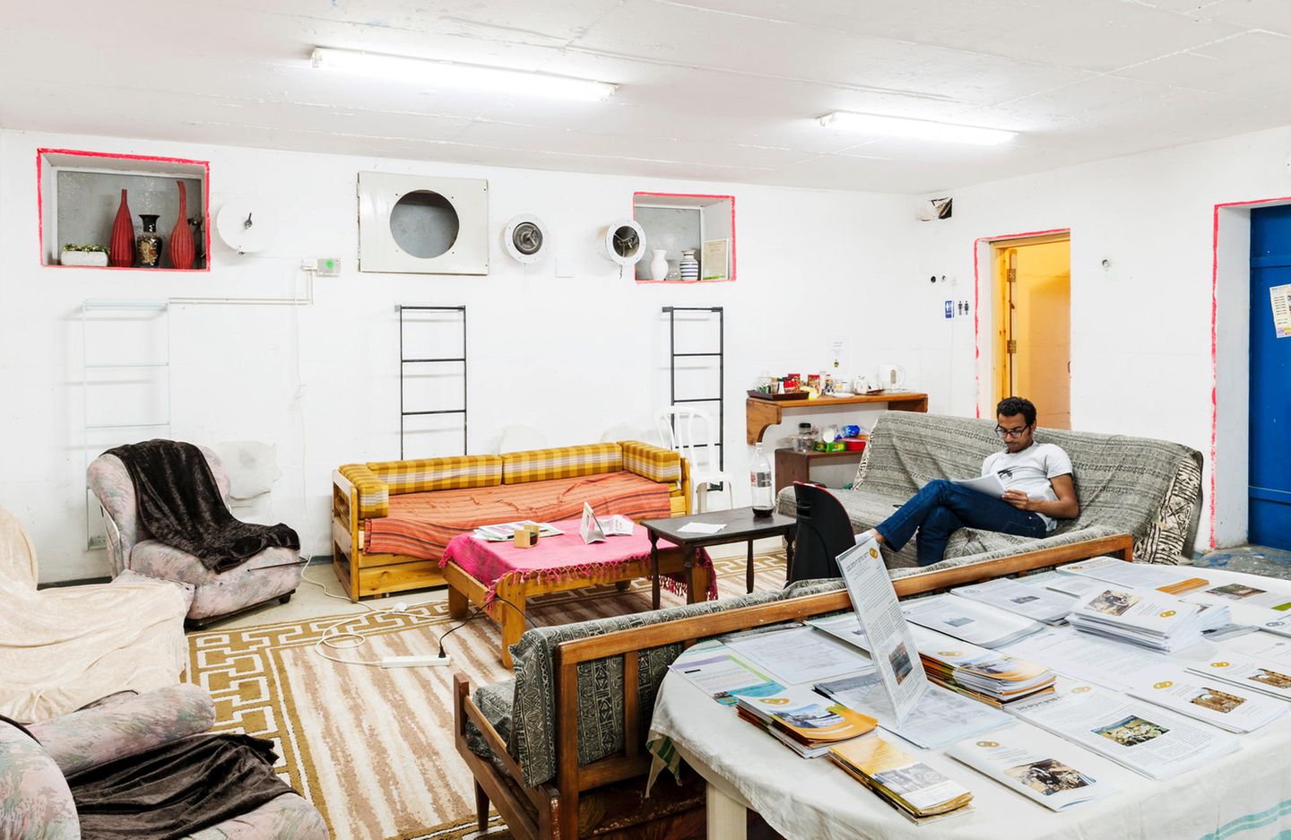 Das Menschenrechtsbüro der Organisation Dukium in Beer Sheva, die sich für das Zusammenleben von Arabern und Juden engagiert, hat seinem Bunker mit einer Sessel- und Sofa-Landschaft den Schrecken genommen.