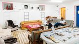 Das Menschenrechtsbüro der Organisation Dukium in Beer Sheva, die sich für das Zusammenleben von Arabern und Juden engagiert, hat seinem Bunker mit einer Sessel- und Sofa-Landschaft den Schrecken genommen.