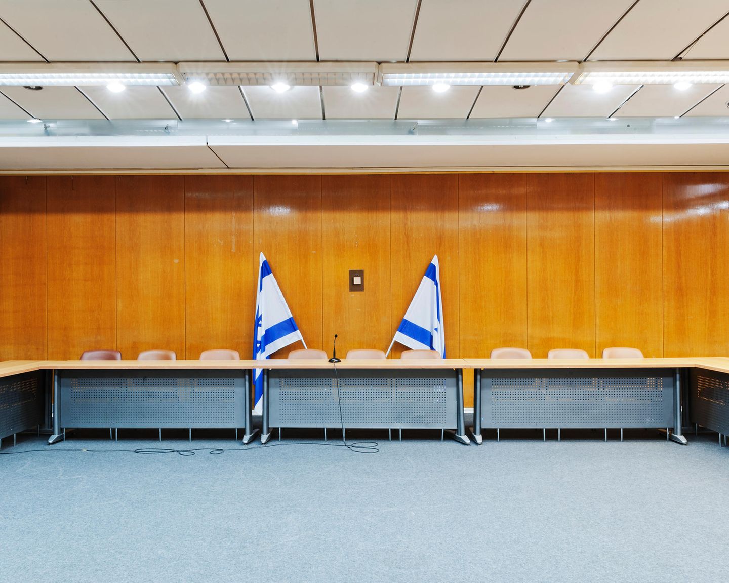 Holzgetäfelter Hochsicherheits-Konferenzraum der Knesset, des israelischen Parlaments
