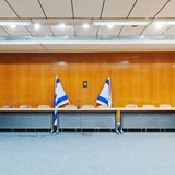 Holzgetäfelter Hochsicherheits-Konferenzraum der Knesset, des israelischen Parlaments