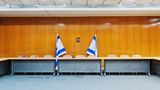 Holzgetäfelter Hochsicherheits-Konferenzraum der Knesset, des israelischen Parlaments