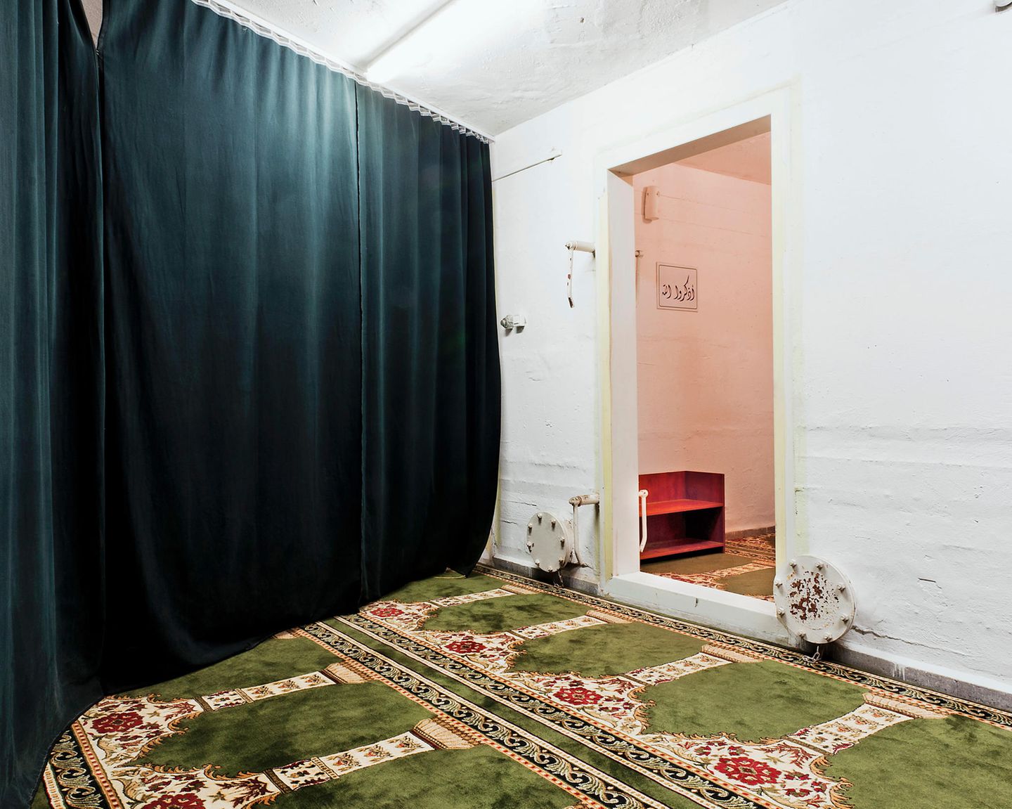 In der Moschee in der Hebräischen Universität Jersualem vertrauen die Gläubigen nicht nur auf den Schutz Gottes, sondern auch auf die örtliche Sicherheits-Architektur.