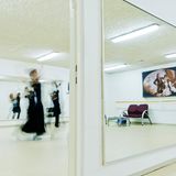 Auch das gibt es: Große Spiegel an den Wänden und ein Musik-Player in der Ecke machen aus einem Jerusalemer Bunker ein Flamenco-Tanzstudio.