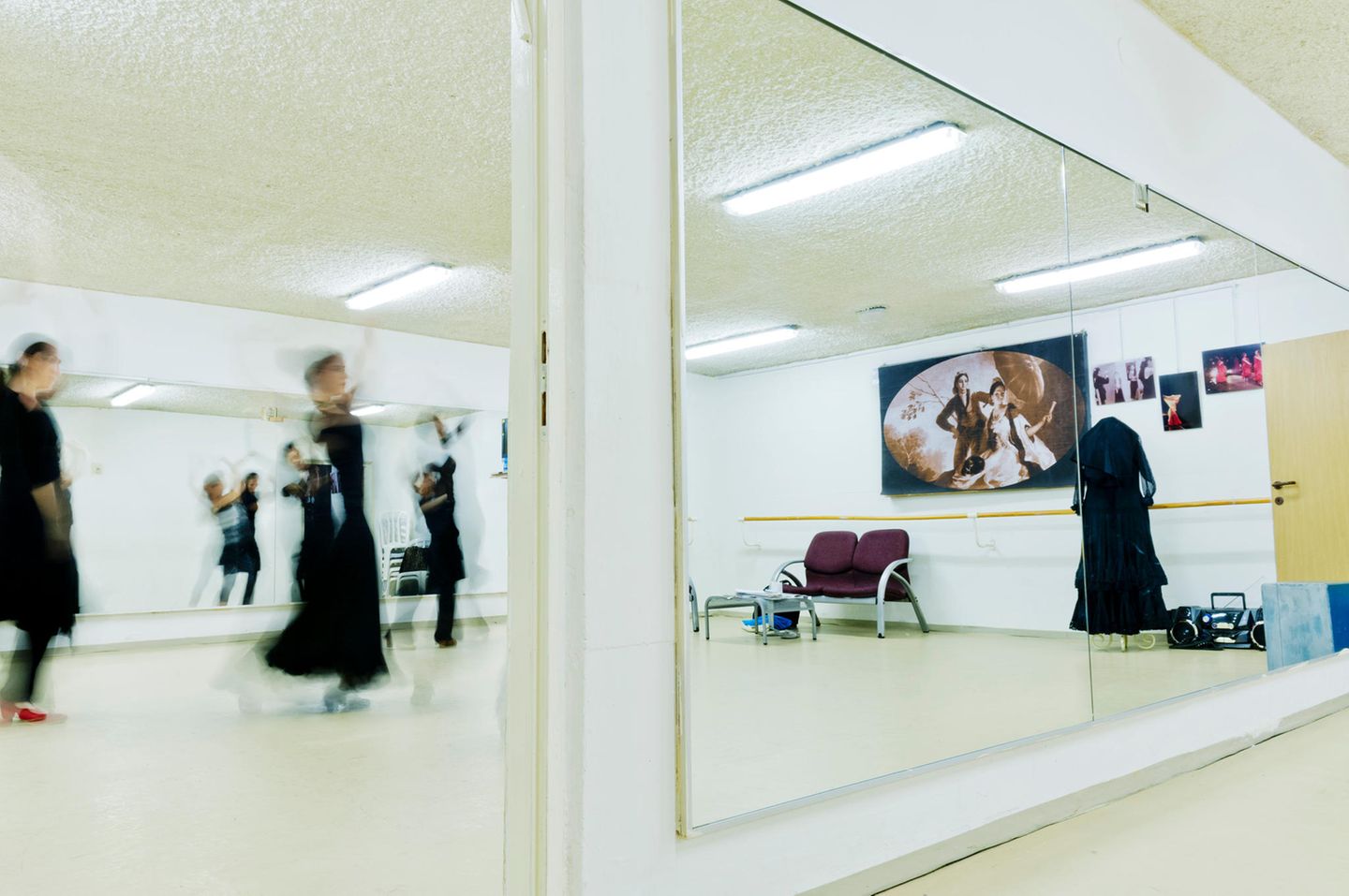 Auch das gibt es: Große Spiegel an den Wänden und ein Musik-Player in der Ecke machen aus einem Jerusalemer Bunker ein Flamenco-Tanzstudio.
