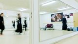 Auch das gibt es: Große Spiegel an den Wänden und ein Musik-Player in der Ecke machen aus einem Jerusalemer Bunker ein Flamenco-Tanzstudio.