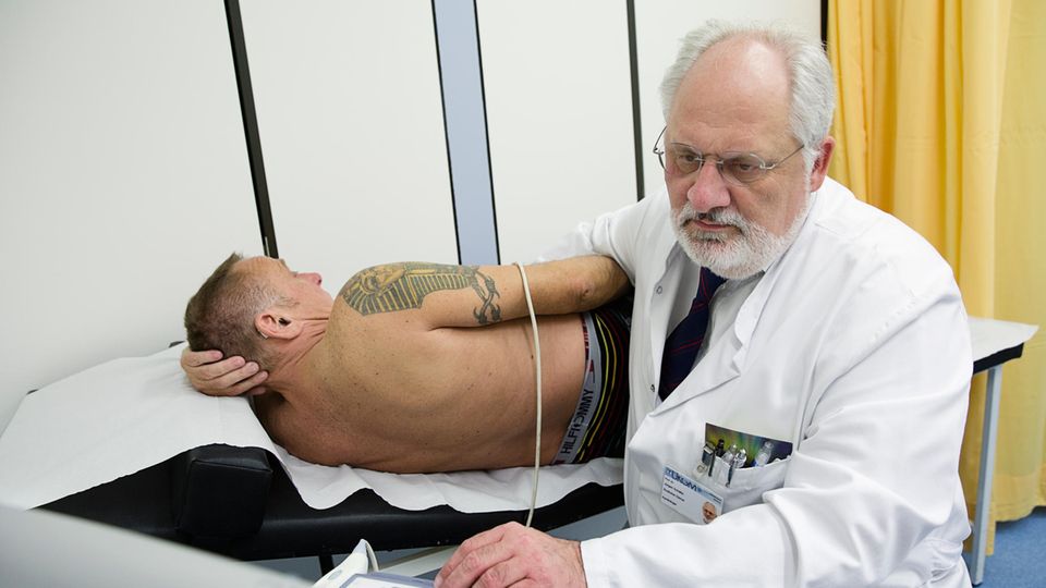 Jürgen Schäfer untersucht Dieter Kleinschnieder. Durch den Metallabrieb des Prothesenkopfes seiner künstlichen Hüfte wurde er vergiftet