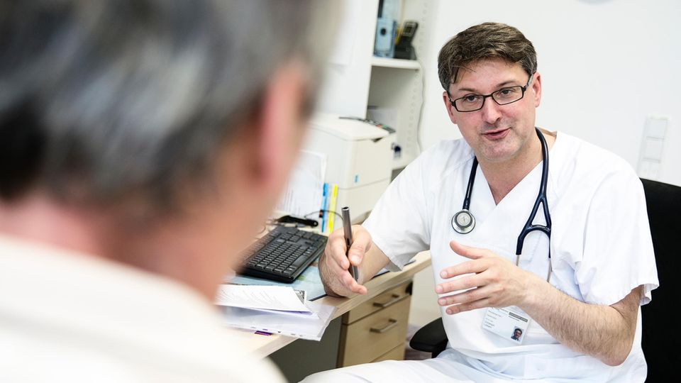 Im Gespräch nach der Untersuchung erklärt Christoph Lübbert seinem Patienten, welche Infektionskrankheiten die Ursache der Leiden sein könnten