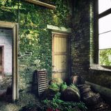 In diesen Hallen wurden einst Waren aus Glas gefertigt. Jetzt kriecht Moos über die feuchten Wände.