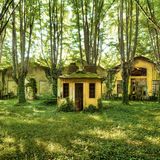 In der Toskana machte sich der Fotograf Sven Fennema mit der Hilfe von Satellitenfotos auf die Suche nach einer aufgelassenen Sprengstofffabrik. Er entdeckte ein Dorf, in dem einst 4000 Menschen arbeiteten. 1944 übernahm die deutsche Wehrmacht den Ort, kurz darauf sprengten Partisanen das Schienennetz der Fabrik - seitdem ruht die Produktion und die Natur hat Einzug gehalten.