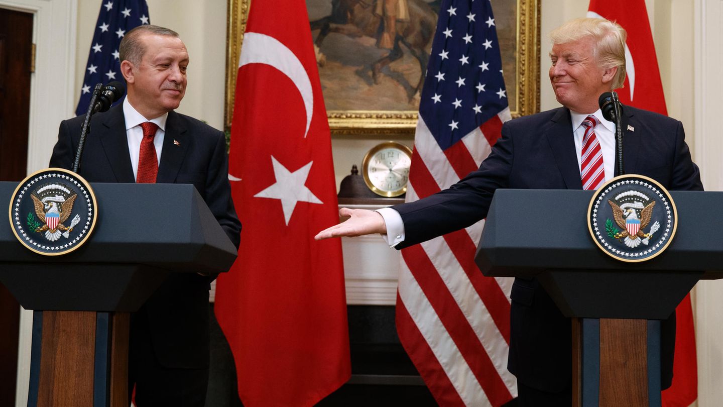 US-Präsident Donald Trump (r) reicht dem türkischen Präsidenten Recep Tayyip Erdogan die Hand.