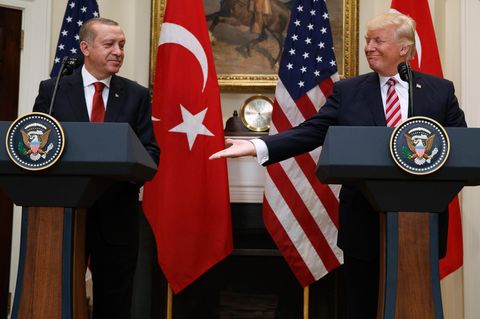 US-Präsident Donald Trump (r) reicht dem türkischen Präsidenten Recep Tayyip Erdogan die Hand.