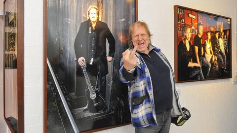 Gunter Gabriel vor seinem Foto bei einer Ausstellung 2014 in Hamburg