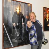 Gunter Gabriel vor seinem Foto bei einer Ausstellung 2014 in Hamburg