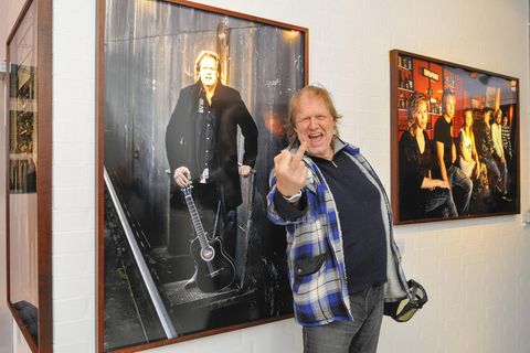 Gunter Gabriel vor seinem Foto bei einer Ausstellung 2014 in Hamburg