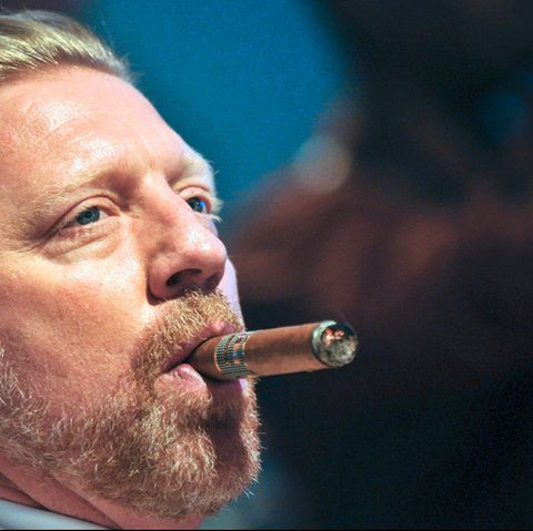 Boris Becker raucht eine kubanische Zigarre
