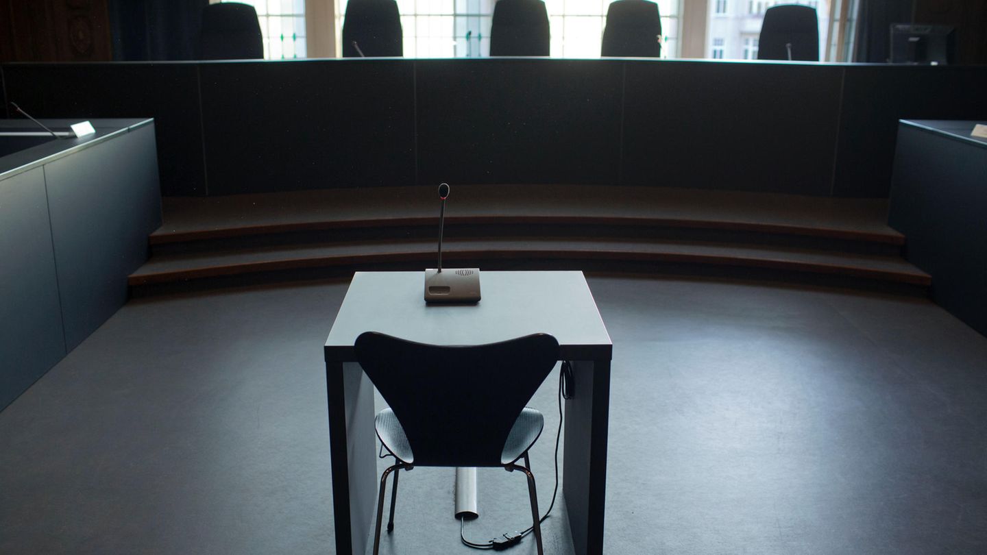 Leerer Zeugenplatz im Landgericht Schwerin - dort gestand ein falscher Polizist die Vergewaltigung eines 11-jährigen Jungen