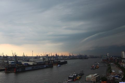 Gewitterzelle zieht über dem Hamburger Hafen auf