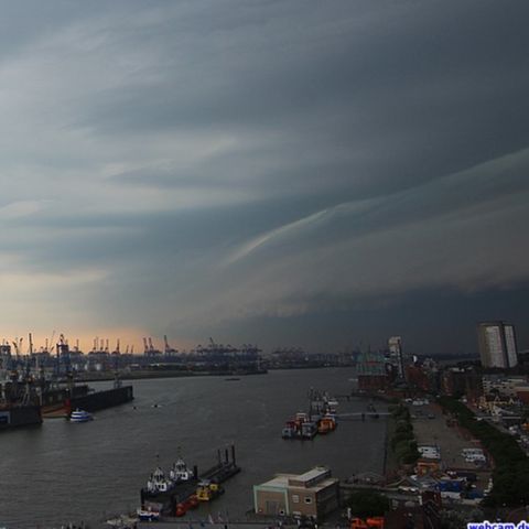 Gewitterzelle zieht über dem Hamburger Hafen auf