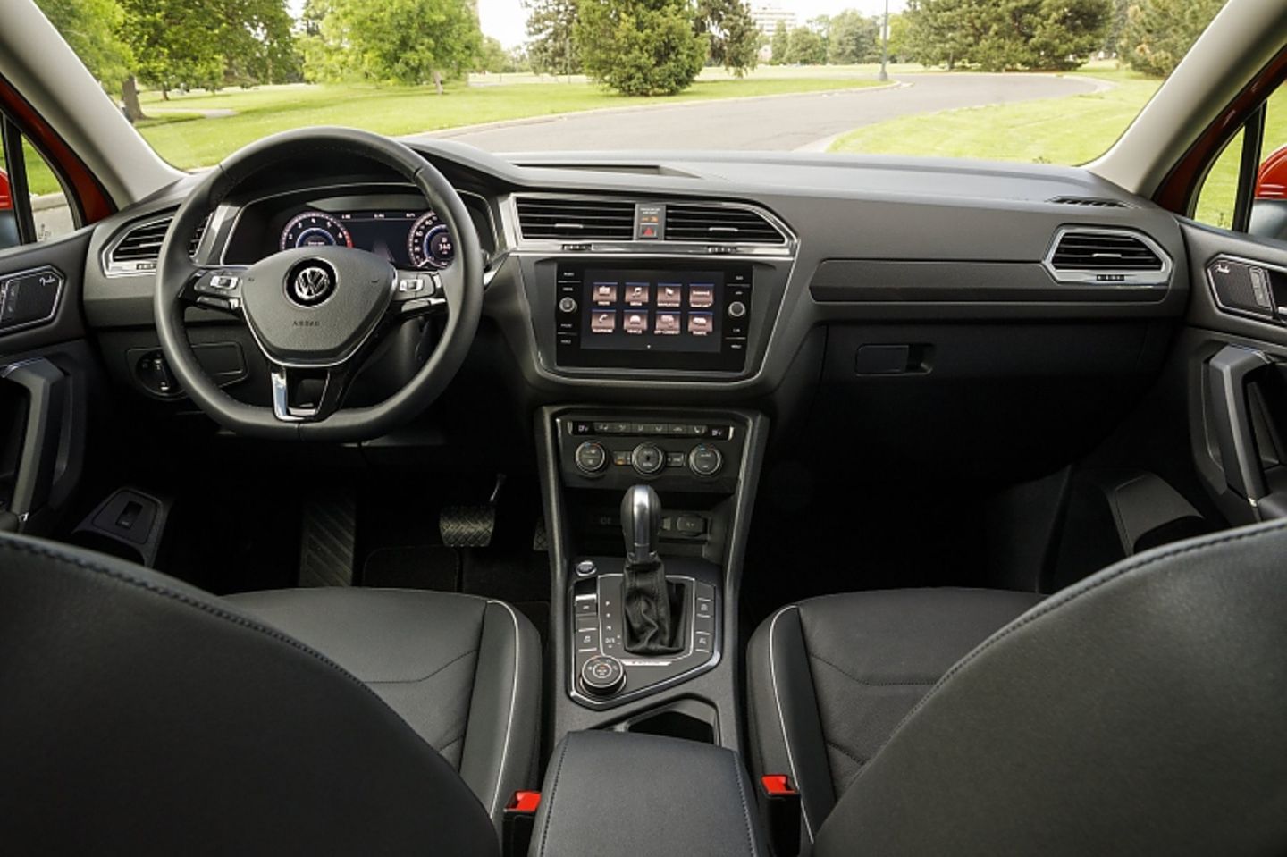Das Cockpit des VW Tiguan Allspace 2.0 TSI