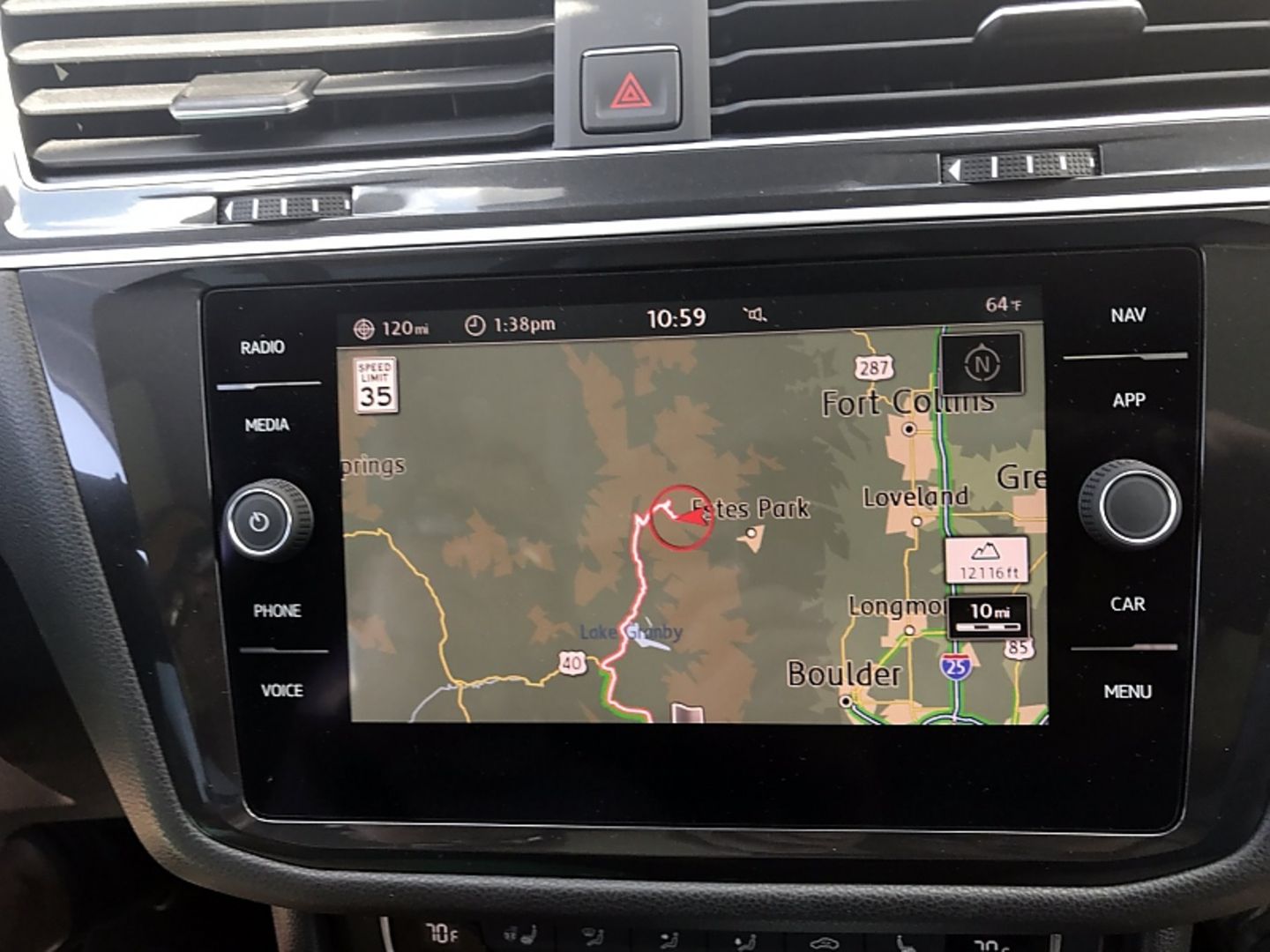 Das Navigationssystem kostet im VW Tiguan Allspace 2.0 TSI Aufpreis