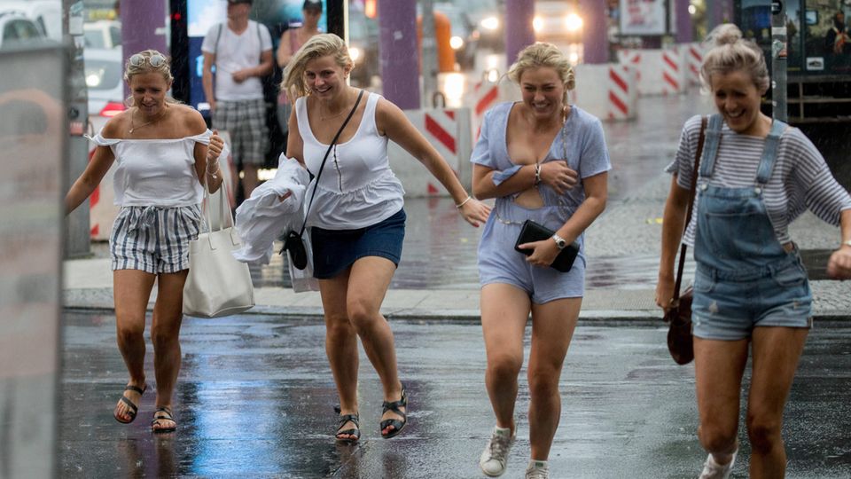 Wie hier in Berlin flüchteten Menschen in vielen Teilen Deutschlands vor Wolkenbrüchen und Hagel Wie hier in Berlin flüchteten Menschen in vielen Teilen Deutschlands vor Wolkenbrüchen und Hagel
