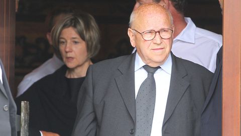 Helmut Kohl: Sein langjähriger Fahrer Eckhard Seeber verlässt den Bungalow in Oggerhsheim nach seinem Kondolenzbesuch