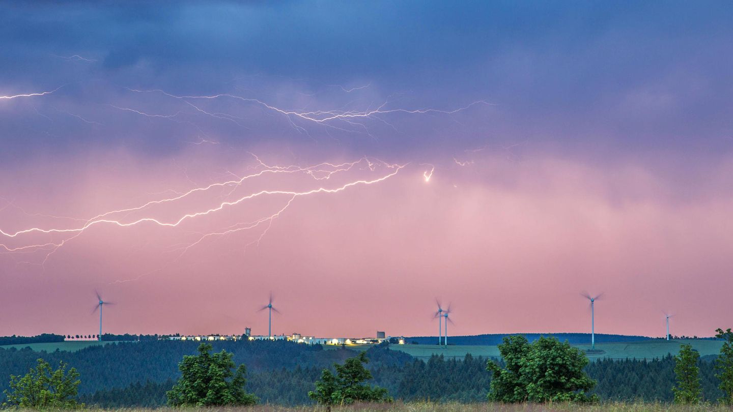 Unwetterfront zieht über das Erzgebirge
