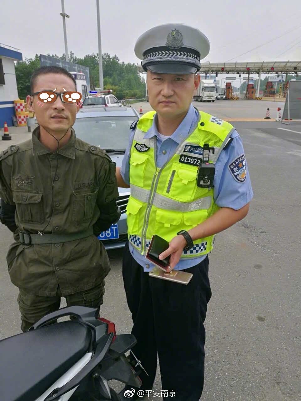 China: Ein gewitzter Verkehrssünder, der an den Polizisten scheitern musste. Die Verfälschung stammt von der chinesischen Polizei. Ein gewitzter Verkehrssünder, der an den Polizisten scheitern musste. Die Verfälschung stammt von der chinesischen Polizei.