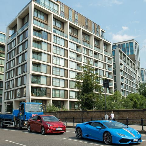 Schon die Fahrzeuge vor dem Kensington-Row-Komplex zeigen, wie wohlhabend die Bewohner sind.