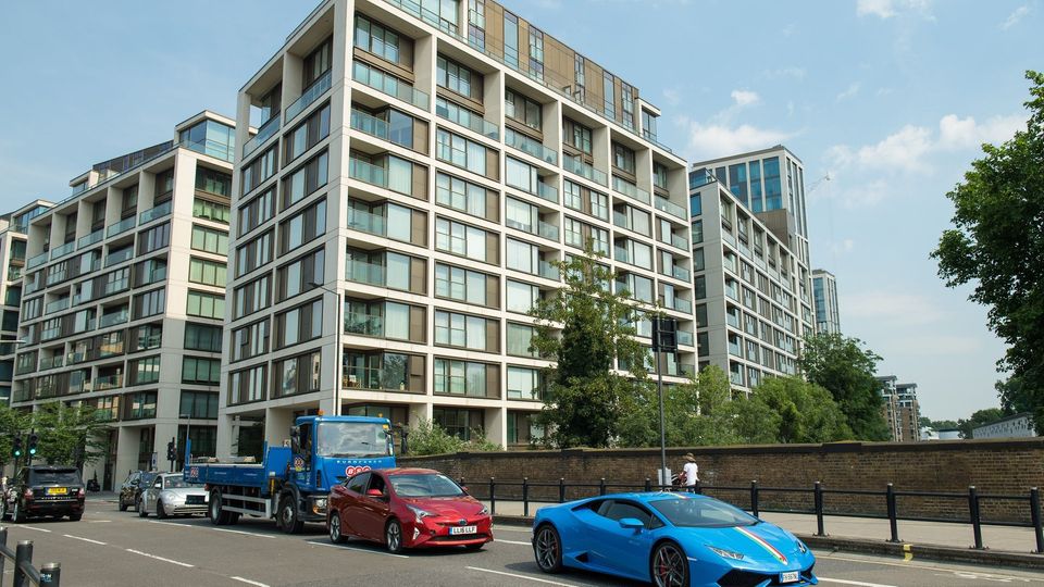 Schon die Fahrzeuge vor dem Kensington-Row-Komplex zeigen, wie wohlhabend die Bewohner sind.
