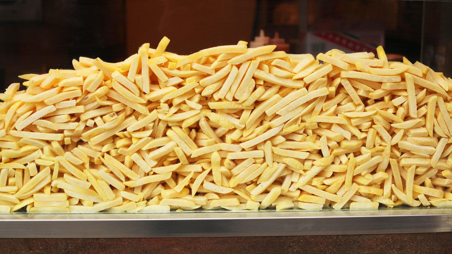 Ein riesiger Haufen an Pommes. In Bochum haben Einbrecher 60 Kilo aus einem Kiosk mitgehen lassen.