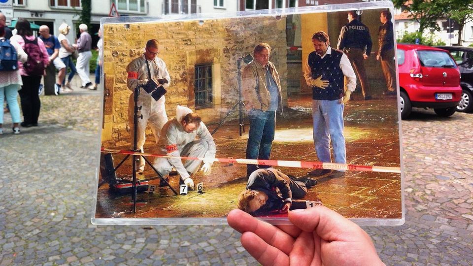 Anschauungsmaterial für die Krimifans: Stadtführer Naumann zeigt eine Szene aus dem "Tatort" "Der doppelte Lott"