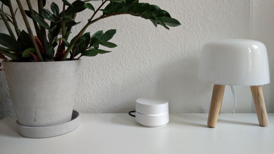 Google Wifi im Test Google Wifi stebht auf einer weißen Fernsehbank