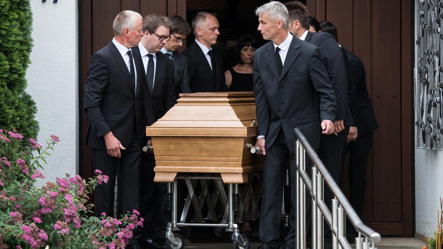 Ein Sarg wird am 22. Juni in Oggersheim aus dem Haus von Helmut Kohl getragen