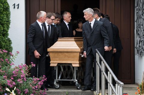 Ein Sarg wird am 22. Juni in Oggersheim aus dem Haus von Helmut Kohl getragen