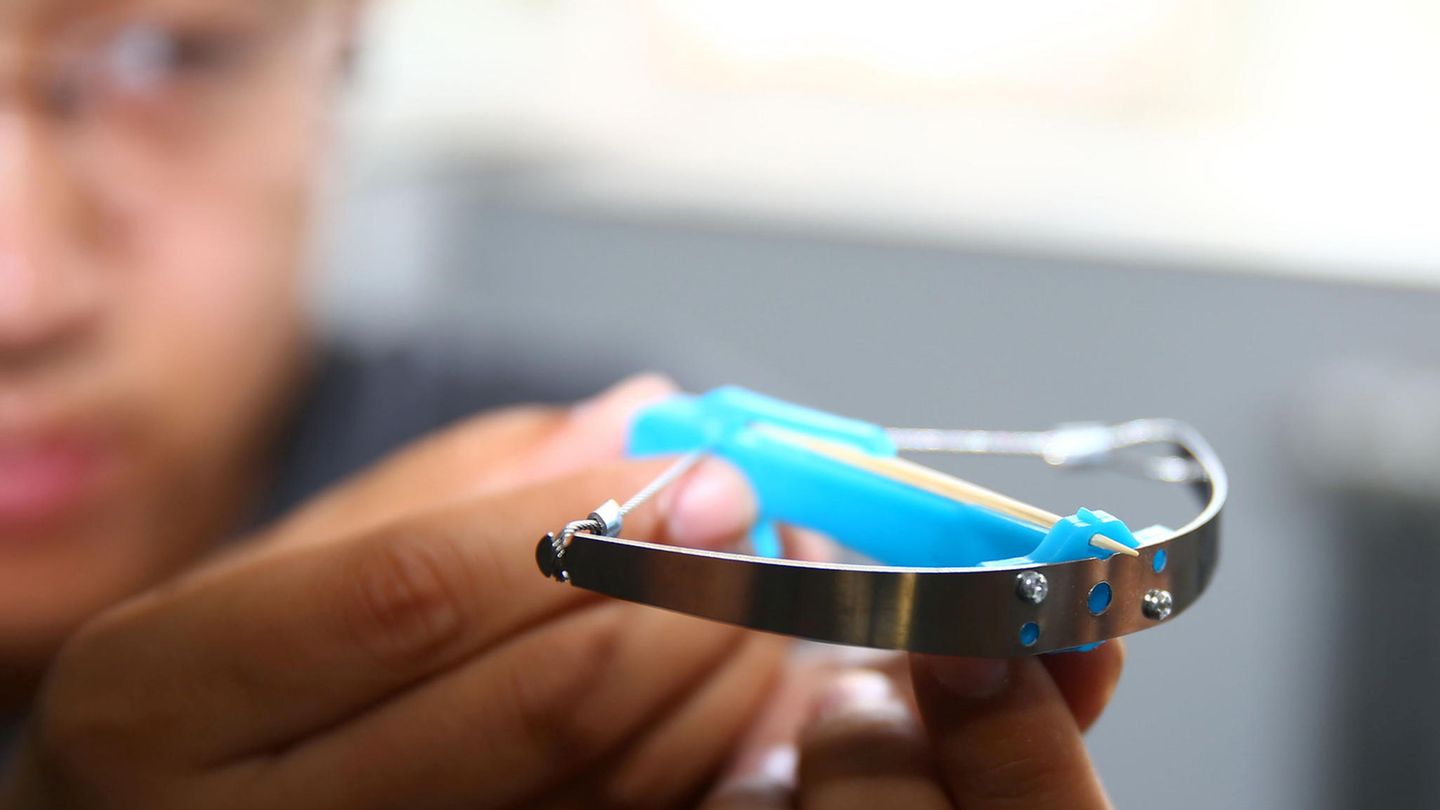 Der Bogen aus Stahl sorgt für die Spannkraft der Armbrust.
