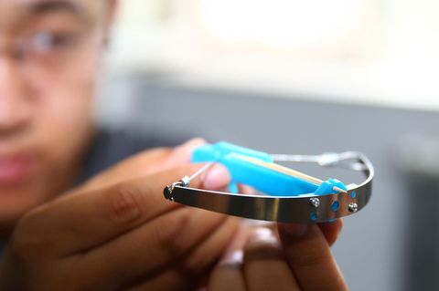 Der Bogen aus Stahl sorgt für die Spannkraft der Armbrust.