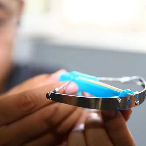 Der Bogen aus Stahl sorgt für die Spannkraft der Armbrust.