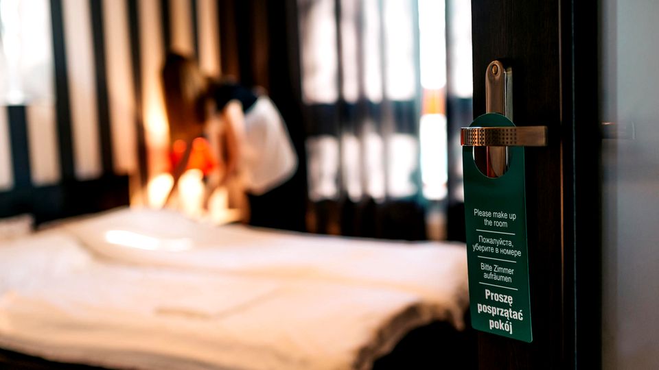 Zimmermädchen packt aus Zimmermädchen packt aus