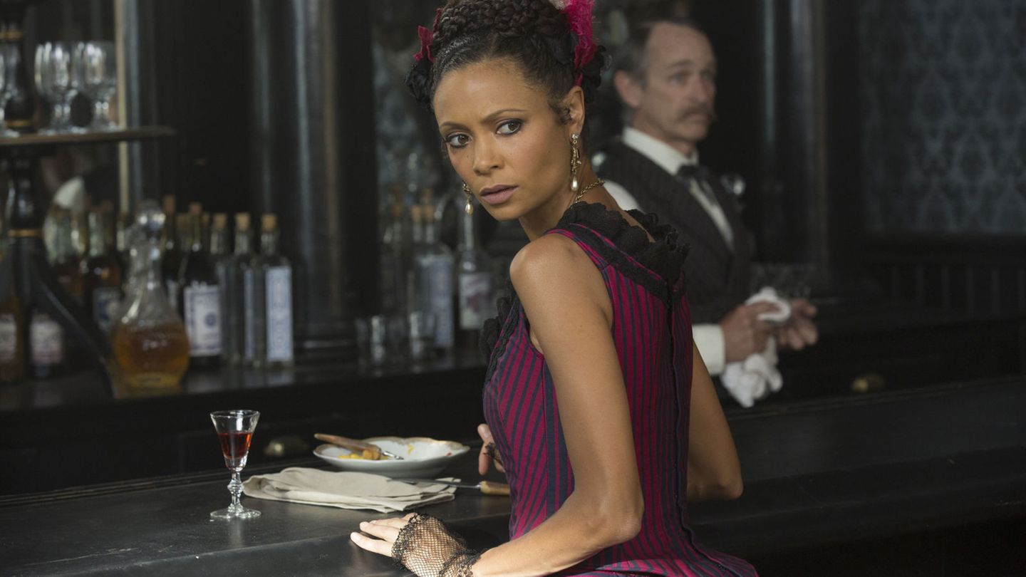 Thandie Newton sagte, dass ihr Korsett-Kostüm unangenehm zu tragen gewesen sei, die Nacktszenen seien dagegen angenehm gewesen.