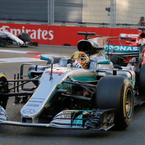 Sebastian Vettel verfolgt Lewis Hamilton