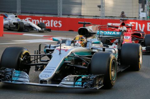 Sebastian Vettel verfolgt Lewis Hamilton